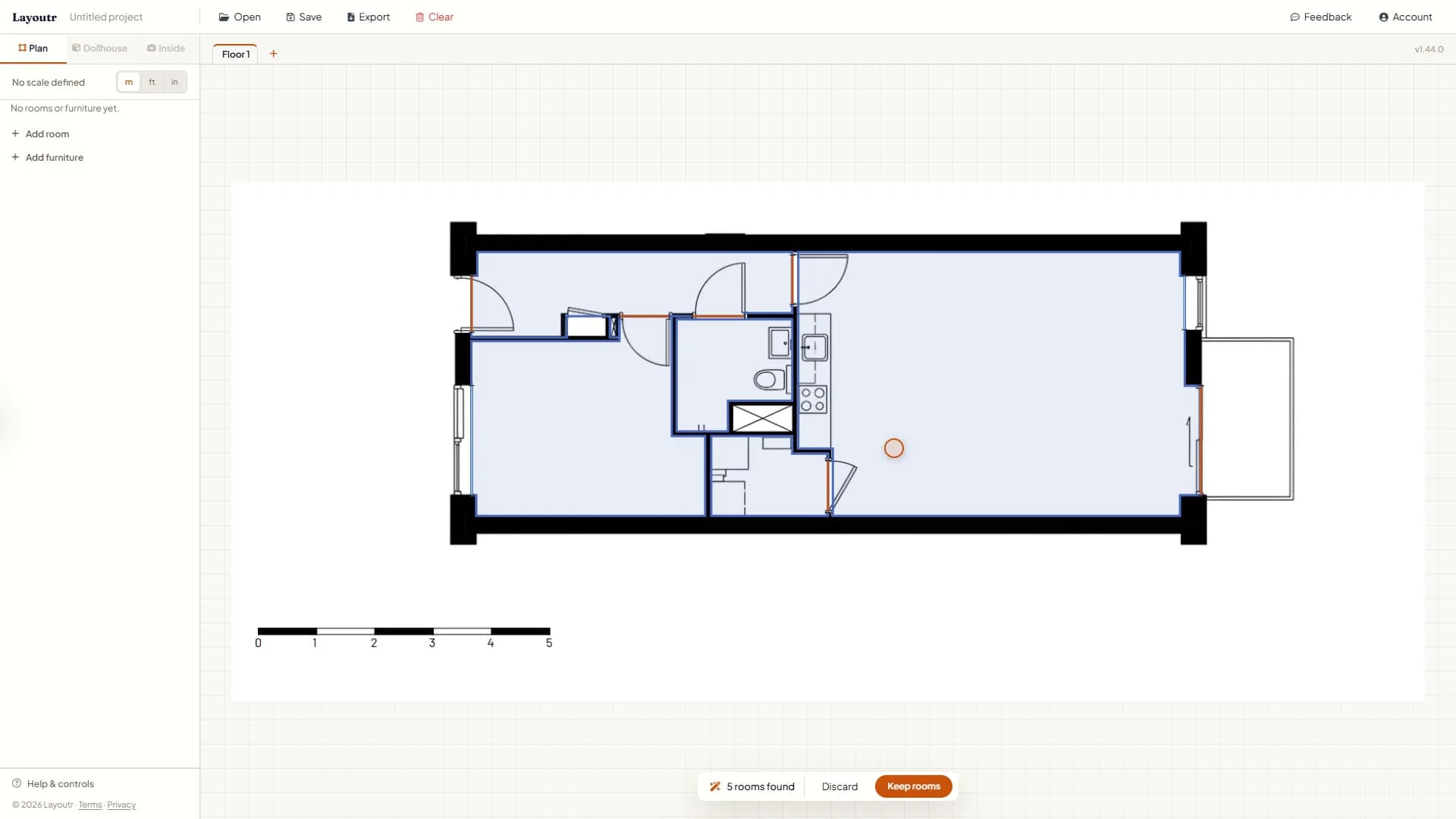Five rooms outlined in blue over the apartment plan, with their doors marked in orange and their windows in blue, and 5 rooms found, Discard and Keep rooms in the bar below.